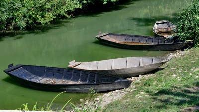 Flat bottom punts now used for tourist trips